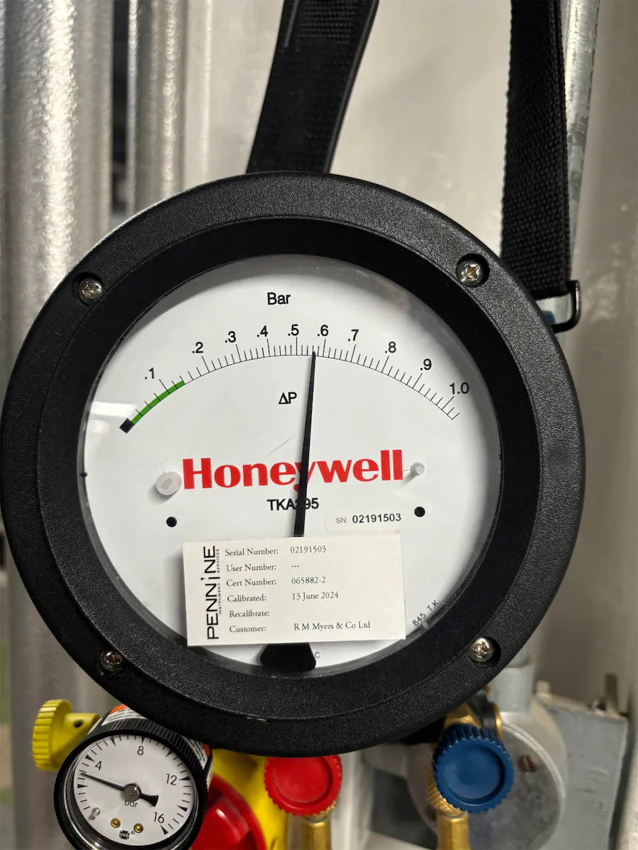 Pressure gauge Honeywell valve calibration details.